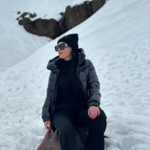 Daniela Aránguiz Instagram - Hoy una vez más mi corazón se congela y dentro de esa cúpula que hielo solo late para mis hijos , las mujeres somos una raza tan poderosa que aveces sacamos fuerzas de la imaginación sobretodo cuando somos mamás y tocan el corazón de nuestros 🐥