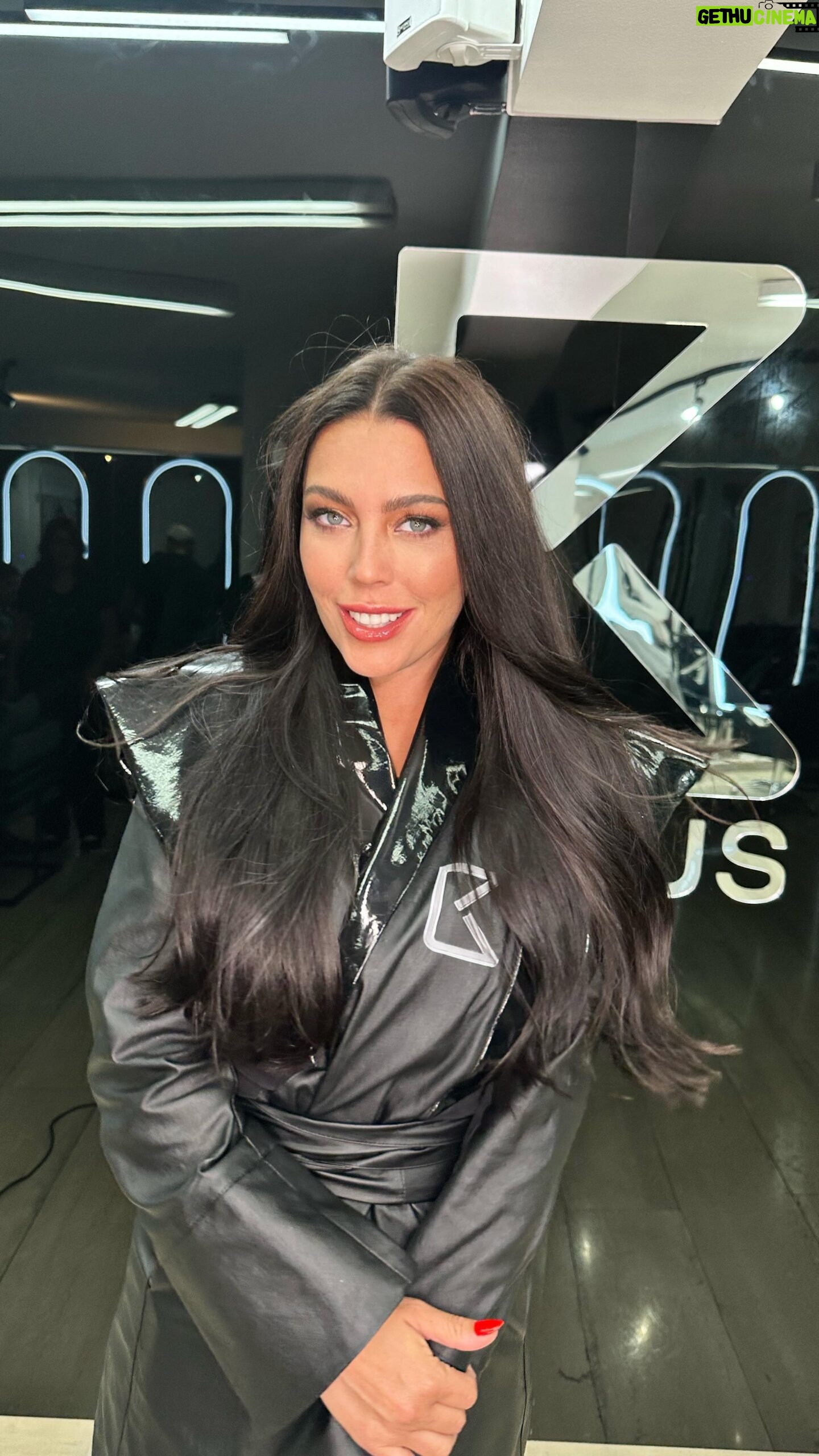 Daniela Aránguiz Instagram - Experiencia BOHUS HAIR GLAM Ven a vivir la nueva era de la belleza como nuestra amiga @danyaranguizf para su look de alto impacto ! Nuestra makeup artist @natalyleivamakeup creó este makeup para resaltar la belleza natural . Agenda tu cita en : www.bohushair.com Nuestra dirección : avenida nueva costanera 3666, vitacura . Makeup: @natalyleivamakeup Hair : @dani.hairdresser_ & @jeanbohus