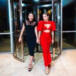 Daniela Aránguiz Instagram - Listas con mi hermosa @eugenialemosok para el especial de #NocheCero ❤️🖤 gracias por la fotito @nilxonalejandro 📸