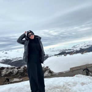 Daniela Aránguiz Instagram - Hoy una vez más mi corazón se congela y dentro de esa cúpula que hielo solo late para mis hijos , las mujeres somos una raza tan poderosa que aveces sacamos fuerzas de la imaginación sobretodo cuando somos mamás y tocan el corazón de nuestros 🐥