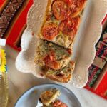 Daniela Castro Instagram - Guapirulis! Les deje esta receta preparada con todo mi amorcito! Pastel de verduras delicioso! @aceites_chef #cocinasconchef #ladaniysureceta 🫑🌽🥕🥒🍅🧄🧀 ✨ ⁣ ⁣ Esta receta quedó deliciosa! Debi decir que no le tenía mucha fe pero el resultado me sorprendió! ⁣ ⁣ ✨En un sartén caliente con @aceites_chef de oliva, agrega 1 cebolla picada en cubitos, 2 dientes de ajo, 2 zanahorias en cubos grandes, pimienta y sal, cocina 7 min y agrega 1/3 pimenton rojo, 1/3 pimentón amarillo o verde, 1 1/2 taza de porotos verdes, 1 zapallo italiano rallado, sal, pimienta y tomillo, cocina 4 min y aparta del fuego .⁣ ⁣ ✨En un bowl bate 4 huevos por 4 min y agrega 160ml de @aceites_chef de maravilla, 160ml de leche, 160gr de harina, 1 cdta de polvo de hornear, 120 gr de queso rallado. ⁣ ⁣ ✨Agrega las verduras (tibias para que no se cocine el huevo), 1/2 taza de tomate cherry picado. Engrasa un molde rectangular, vierte la mezcla, decora con tomate laminado, agrega sal, pimienta y tomillo, hornea 50 min a 180°.⁣ ⁣ ✨Saca del horno, deja reposar y desmolda 🙌🏼 ⁣ Ñaaami, a disfrutaaar!!