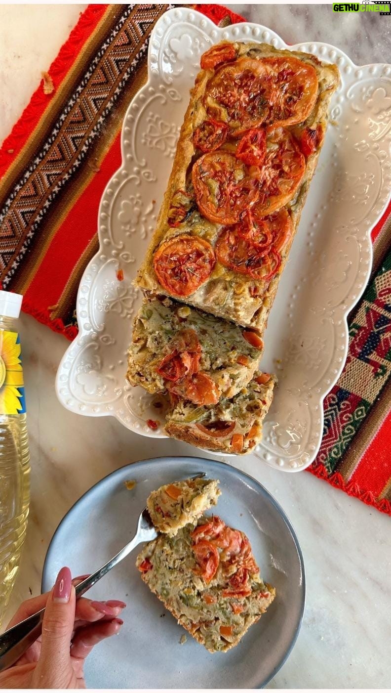 Daniela Castro Instagram - Guapirulis! Les deje esta receta preparada con todo mi amorcito! Pastel de verduras delicioso! @aceites_chef #cocinasconchef #ladaniysureceta 🫑🌽🥕🥒🍅🧄🧀 ✨ Esta receta quedó deliciosa! Debi decir que no le tenía mucha fe pero el resultado me sorprendió! ✨En un sartén caliente con @aceites_chef de oliva, agrega 1 cebolla picada en cubitos, 2 dientes de ajo, 2 zanahorias en cubos grandes, pimienta y sal, cocina 7 min y agrega 1/3 pimenton rojo, 1/3 pimentón amarillo o verde, 1 1/2 taza de porotos verdes, 1 zapallo italiano rallado, sal, pimienta y tomillo, cocina 4 min y aparta del fuego . ✨En un bowl bate 4 huevos por 4 min y agrega 160ml de @aceites_chef de maravilla, 160ml de leche, 160gr de harina, 1 cdta de polvo de hornear, 120 gr de queso rallado. ✨Agrega las verduras (tibias para que no se cocine el huevo), 1/2 taza de tomate cherry picado. Engrasa un molde rectangular, vierte la mezcla, decora con tomate laminado, agrega sal, pimienta y tomillo, hornea 50 min a 180°. ✨Saca del horno, deja reposar y desmolda 🙌🏼 Ñaaami, a disfrutaaar!!