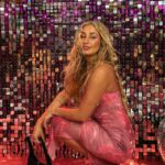Daniela Castro Instagram - Guapirulisss, ya estoy de vuelta con todo y hoy animé el evento de #SHEINTourChile! 🩷💓💗💕💘💖💓🎀🌸👛 Al fin llegó @shein_chile a nuestro país y estarán con este showroom maraviwonderfull en el Parque Arauco hasta el domingo 14 de enero. Lo mejor es que además hay actividades, premios y sorpresas todos los dias para ustedes! ** mi vestido y sandalias son de Shein! Les deje el link en stories ✌🏻