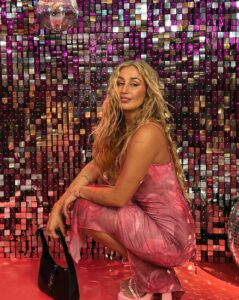 Daniela Castro Instagram - Guapirulisss, ya estoy de vuelta con todo y hoy animé el evento de #SHEINTourChile! 🩷💓💗💕💘💖💓🎀🌸👛 Al fin llegó @shein_chile a nuestro país y estarán con este showroom maraviwonderfull en el Parque Arauco hasta el domingo 14 de enero. Lo mejor es que además hay actividades, premios y sorpresas todos los dias para ustedes! ** mi vestido y sandalias son de Shein! Les deje el link en stories ✌🏻