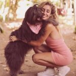 Daniela Castro Instagram – #10 •Chalota• 🐶❤️🐾🎊 
Cuando la adopté le prometí que estaría siempre para ella y ella me prometió que no me soltaría. Y así ha sido por 9 años. Bolita de pelos con ojos de aceituna, tufito de erizo y dientes de farkas: haces que mi vida sea más feliz… haces que mi vida sea vida 💘
1. Chaloti gozando su torta
2. Foto cumpleañera
3. Su edición Chaloti Malibú y ambas nos hicimos trenzas con conchitas jajaja
4. Lo que me demoro en ponerle su arnés y su emoción infinita 
5. Chalota’s Cake. Hecha por mi. Si quieres receta reel denle like al comentario que dejaré por si o por no 
6. La trencita Chalota Malibu
7. Cuando cumplió 5 (la torta era menos elaborada)
8. Estos abrazos me dan años de vida. Así la tomo antes de las escaleras mecánicas 
9. Ares y Chalota. 💘 ella es muy buena hermana, un poco mandona, pero buena
10. Cuando trabajé en la radio los 40 íbamos todos los días juntas y ella saludaba a todo el equipo
11. Guapo y Chalota. 😇 se que le costó mucho su partida, lo acompañó a su lado hasta que el ultimo minuto que lo llevamos a dormir
12. Chalota en la gala de viña. Lit fui porque la invitaron a ella
13. Chalota y Rey 👑. Gracias por aceptar siempre a todos los peyis que vienen a la casa
14. El día que llegó. Chaloti con 8-9 meses y yo con 9 años menos. 
Guaf!