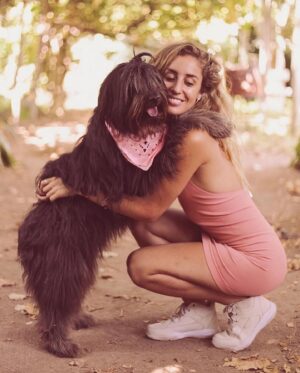 Daniela Castro Instagram - #10 •Chalota• 🐶❤️🐾🎊 
Cuando la adopté le prometí que estaría siempre para ella y ella me prometió que no me soltaría. Y así ha sido por 9 años. Bolita de pelos con ojos de aceituna, tufito de erizo y dientes de farkas: haces que mi vida sea más feliz… haces que mi vida sea vida 💘
1. Chaloti gozando su torta
2. Foto cumpleañera
3. Su edición Chaloti Malibú y ambas nos hicimos trenzas con conchitas jajaja
4. Lo que me demoro en ponerle su arnés y su emoción infinita 
5. Chalota’s Cake. Hecha por mi. Si quieres receta reel denle like al comentario que dejaré por si o por no 
6. La trencita Chalota Malibu
7. Cuando cumplió 5 (la torta era menos elaborada)
8. Estos abrazos me dan años de vida. Así la tomo antes de las escaleras mecánicas 
9. Ares y Chalota. 💘 ella es muy buena hermana, un poco mandona, pero buena
10. Cuando trabajé en la radio los 40 íbamos todos los días juntas y ella saludaba a todo el equipo
11. Guapo y Chalota. 😇 se que le costó mucho su partida, lo acompañó a su lado hasta que el ultimo minuto que lo llevamos a dormir
12. Chalota en la gala de viña. Lit fui porque la invitaron a ella
13. Chalota y Rey 👑. Gracias por aceptar siempre a todos los peyis que vienen a la casa
14. El día que llegó. Chaloti con 8-9 meses y yo con 9 años menos. 
Guaf!