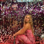 Daniela Castro Instagram - Guapirulisss, ya estoy de vuelta con todo y hoy animé el evento de #SHEINTourChile! 🩷💓💗💕💘💖💓🎀🌸👛 Al fin llegó @shein_chile a nuestro país y estarán con este showroom maraviwonderfull en el Parque Arauco hasta el domingo 14 de enero. Lo mejor es que además hay actividades, premios y sorpresas todos los dias para ustedes! ** mi vestido y sandalias son de Shein! Les deje el link en stories ✌🏻