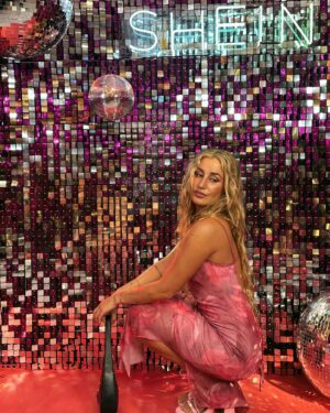 Daniela Castro Instagram - Guapirulisss, ya estoy de vuelta con todo y hoy animé el evento de #SHEINTourChile! 🩷💓💗💕💘💖💓🎀🌸👛
Al fin llegó @shein_chile a nuestro país y estarán con este showroom maraviwonderfull en el Parque Arauco hasta el domingo 14 de enero.
Lo mejor es que además hay actividades, premios y sorpresas todos los dias para ustedes!
** mi vestido y sandalias son de Shein! Les deje el link en stories ✌🏻
