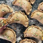 Daniela Castro Instagram - Guapireceta dieciochera a mi estilo! Empanadas al horno integrales con pino de verduras y queso! Extra ñami! 🇨🇱🥟🧄🌶️ @aceites_chef #recetasconchefs #ladaniysureceta 🇨🇱 Para 10 empanadas. Para la masa tamiza 400 gr de harina integral, agrega 3 yemas, 1 cdta de polvo de hornear, 1 cdta de sal, 200 ml de leche tibia y 100 ml de @aceites_chef de oliva extra virgen! Junta hasta formar una masa homogénea! Si es necesario agrega mas leche o aceite. Haz un bollo, cubre y deja reposar mientras hacemos el pino 🇨🇱En un sartén Calienta @aceites_chef y agrega 1 cebolla rallada, 1 zanahoria rallada, 1 tallito de apio, 2 dientes de ajo, un poco de sal y cocina 7 min. Agrega 1/4 de pimentón rojo, 1 tomate rallado, 1 cdta de sal, pimienta, comino, ají de color y orégano y revuelve! Cocina 3 min y agrega 1 bandeja de champiñones, 2 puñados de espinaca y un poco de sal y pimienta. Rectifica sabor y aparta del fuego 🇨🇱Estira la masa, corta en círculos, agrega relleno, un poco de queso, humedece los bordes y cierra. Píncela con un huevo ligeramente batido, agrega semillas y hornea a 180 por 20-25 min y listo! 🇨🇱Tiki tiki tiiiiiiii espero les guste esta opción de empanadas!