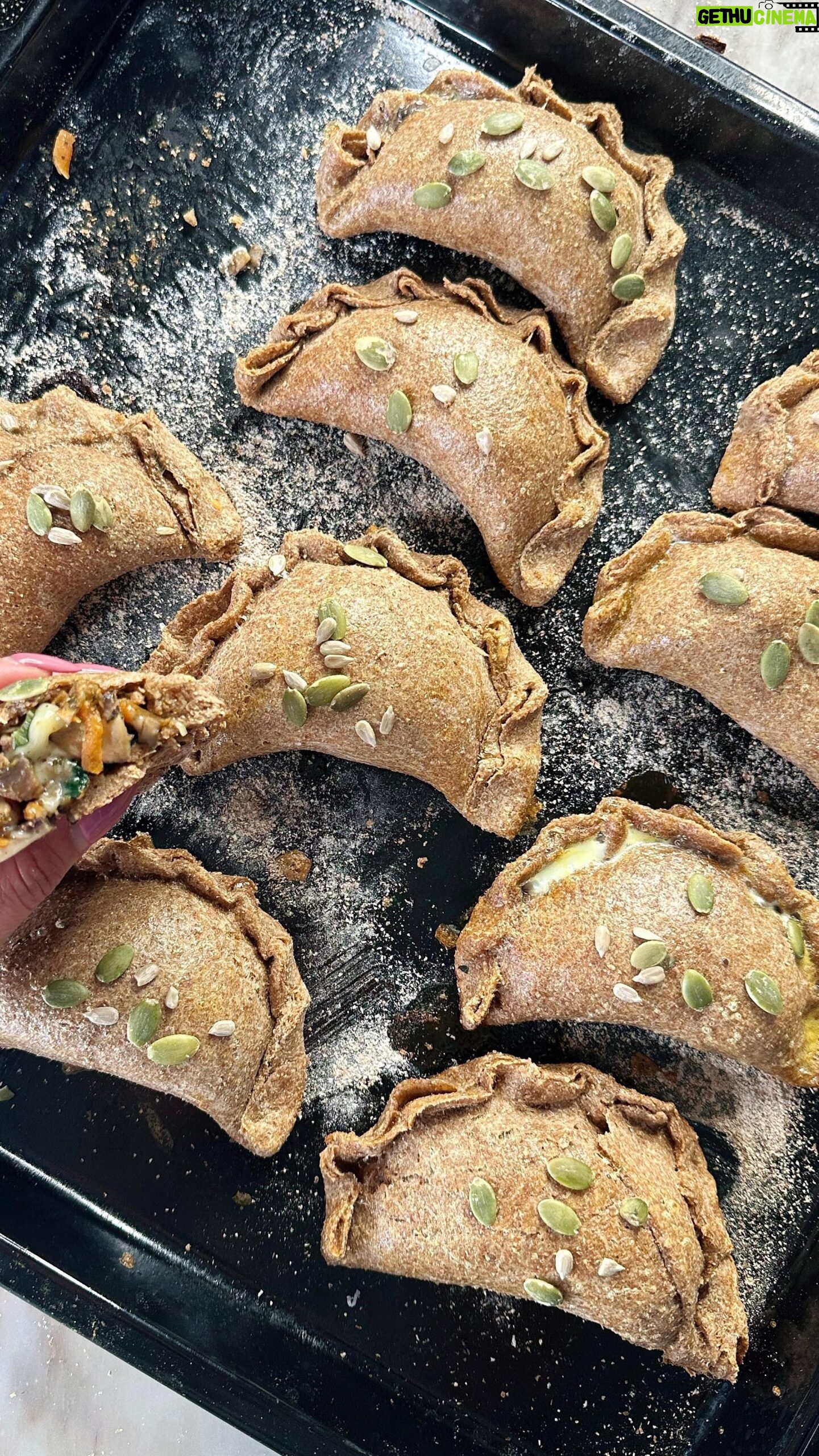 Daniela Castro Instagram - Guapireceta dieciochera a mi estilo! Empanadas al horno integrales con pino de verduras y queso! Extra ñami! 🇨🇱🥟🧄🌶️ @aceites_chef #recetasconchefs #ladaniysureceta 🇨🇱 Para 10 empanadas. Para la masa tamiza 400 gr de harina integral, agrega 3 yemas, 1 cdta de polvo de hornear, 1 cdta de sal, 200 ml de leche tibia y 100 ml de @aceites_chef de oliva extra virgen! Junta hasta formar una masa homogénea! Si es necesario agrega mas leche o aceite. Haz un bollo, cubre y deja reposar mientras hacemos el pino 🇨🇱En un sartén Calienta @aceites_chef y agrega 1 cebolla rallada, 1 zanahoria rallada, 1 tallito de apio, 2 dientes de ajo, un poco de sal y cocina 7 min. Agrega 1/4 de pimentón rojo, 1 tomate rallado, 1 cdta de sal, pimienta, comino, ají de color y orégano y revuelve! Cocina 3 min y agrega 1 bandeja de champiñones, 2 puñados de espinaca y un poco de sal y pimienta. Rectifica sabor y aparta del fuego 🇨🇱Estira la masa, corta en círculos, agrega relleno, un poco de queso, humedece los bordes y cierra. Píncela con un huevo ligeramente batido, agrega semillas y hornea a 180 por 20-25 min y listo! 🇨🇱Tiki tiki tiiiiiiii espero les guste esta opción de empanadas!