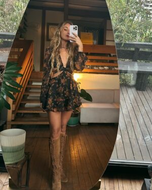 Daniela Castro Instagram - 🎂🍷♥️ La fortuna de nacer🫰🏻agradecida de tanto cariño 
1. Lady and Chalota in red
2. Almuerzo cumpleañero con las nenas y comida chilena en @maestranza.mut 
3. Cantando tempranito, detalles del hotel 
4. Sunset en el hotel 
5. SPA @ritzcarltonsantiago 
6. El regalo que nunca falla, mi fav. 💐 
7. ♥️ @ritzcarltonsantiago 
8. Más canciones y tortas express
9. Mi mood en la vida 
10. Con Mi papo 
11. Bautizo de Lourdes
12. Outfit sábado
13/14 celebreichon
15. Outfit cumpleañero. El hotel Ritz es para mi, uno de los mejores hoteles realmente Pet friendly en Stgo