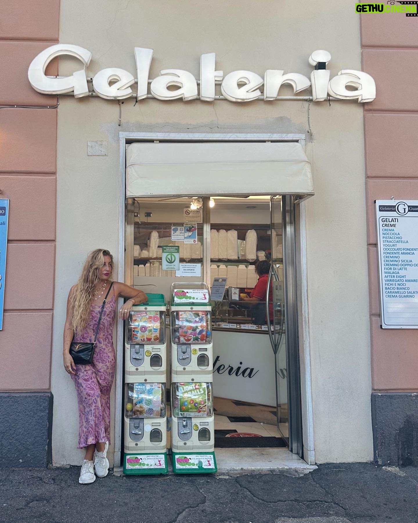Daniela Castro Instagram - Días en Génova y horas en Portofino 🇮🇹🏖️🙌🏻 // subido por segunda 1. Boccadasse, Génova día 1 2. Piazza de Ferrari 3. Salidita a entrenar 4. Génova un Domingo con 33 grados 5. Catedral san Lorenzzo 6. Portofino 7. Espejos Palazzo Rosso 8. Gelateria 9. Arco della Vittoria 10. 🏖️🏖️🏖️🏖️🏖️