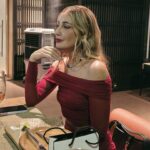 Daniela Castro Instagram - 🎂🍷♥️ La fortuna de nacer🫰🏻agradecida de tanto cariño 1. Lady and Chalota in red 2. Almuerzo cumpleañero con las nenas y comida chilena en @maestranza.mut 3. Cantando tempranito, detalles del hotel 4. Sunset en el hotel 5. SPA @ritzcarltonsantiago 6. El regalo que nunca falla, mi fav. 💐 7. ♥️ @ritzcarltonsantiago 8. Más canciones y tortas express 9. Mi mood en la vida 10. Con Mi papo 11. Bautizo de Lourdes 12. Outfit sábado 13/14 celebreichon 15. Outfit cumpleañero. El hotel Ritz es para mi, uno de los mejores hoteles realmente Pet friendly en Stgo