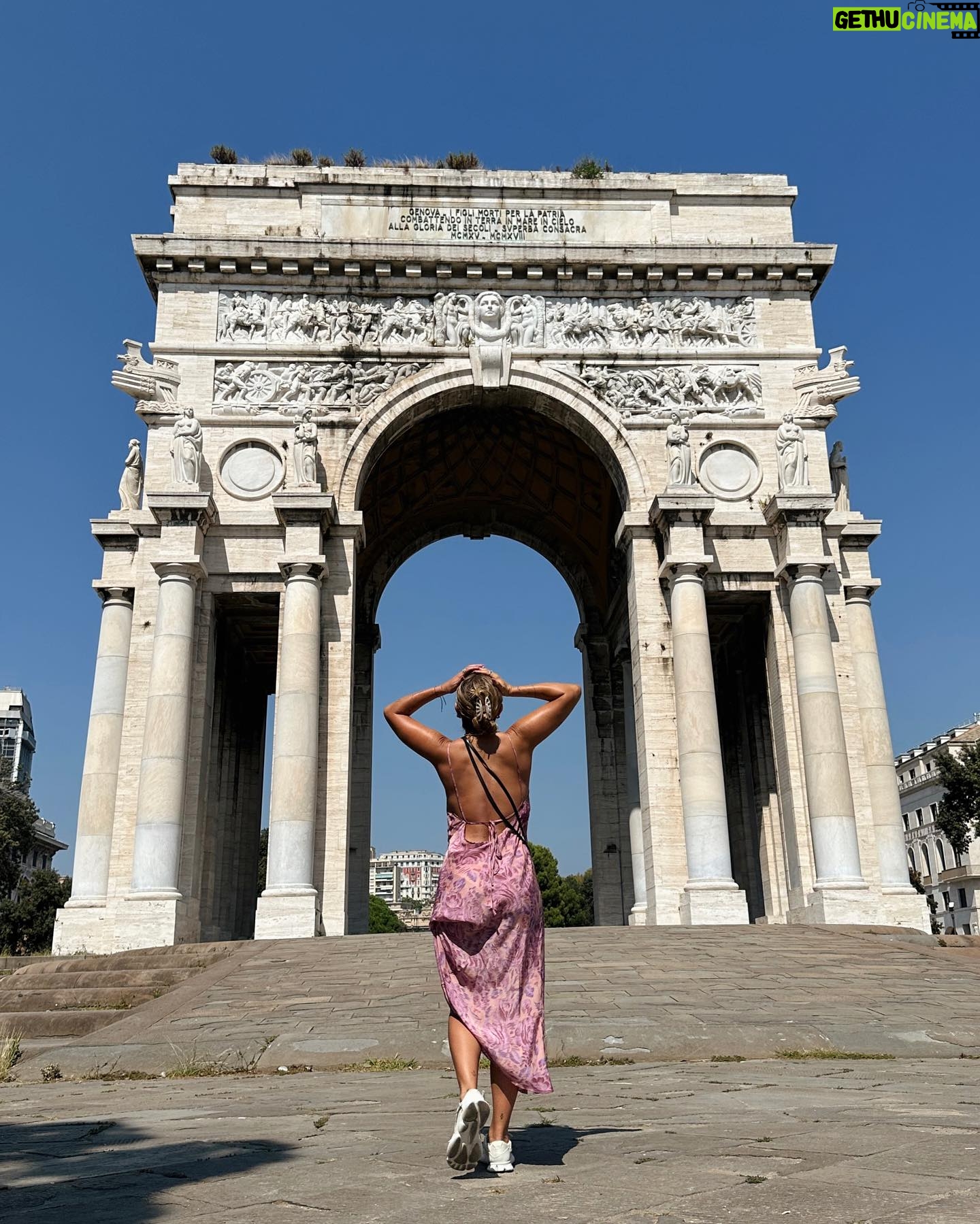Daniela Castro Instagram - Días en Génova y horas en Portofino 🇮🇹🏖️🙌🏻 // subido por segunda 1. Boccadasse, Génova día 1 2. Piazza de Ferrari 3. Salidita a entrenar 4. Génova un Domingo con 33 grados 5. Catedral san Lorenzzo 6. Portofino 7. Espejos Palazzo Rosso 8. Gelateria 9. Arco della Vittoria 10. 🏖️🏖️🏖️🏖️🏖️