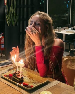 Daniela Castro Instagram - 🎂🍷♥️ La fortuna de nacer🫰🏻agradecida de tanto cariño 
1. Lady and Chalota in red
2. Almuerzo cumpleañero con las nenas y comida chilena en @maestranza.mut 
3. Cantando tempranito, detalles del hotel 
4. Sunset en el hotel 
5. SPA @ritzcarltonsantiago 
6. El regalo que nunca falla, mi fav. 💐 
7. ♥️ @ritzcarltonsantiago 
8. Más canciones y tortas express
9. Mi mood en la vida 
10. Con Mi papo 
11. Bautizo de Lourdes
12. Outfit sábado
13/14 celebreichon
15. Outfit cumpleañero. El hotel Ritz es para mi, uno de los mejores hoteles realmente Pet friendly en Stgo
