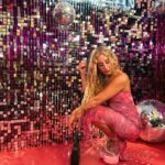 Daniela Castro Instagram - Guapirulisss, ya estoy de vuelta con todo y hoy animé el evento de #SHEINTourChile! 🩷💓💗💕💘💖💓🎀🌸👛 Al fin llegó @shein_chile a nuestro país y estarán con este showroom maraviwonderfull en el Parque Arauco hasta el domingo 14 de enero. Lo mejor es que además hay actividades, premios y sorpresas todos los dias para ustedes! ** mi vestido y sandalias son de Shein! Les deje el link en stories ✌🏻