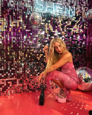 Daniela Castro Instagram - Guapirulisss, ya estoy de vuelta con todo y hoy animé el evento de #SHEINTourChile! 🩷💓💗💕💘💖💓🎀🌸👛
Al fin llegó @shein_chile a nuestro país y estarán con este showroom maraviwonderfull en el Parque Arauco hasta el domingo 14 de enero.
Lo mejor es que además hay actividades, premios y sorpresas todos los dias para ustedes!
** mi vestido y sandalias son de Shein! Les deje el link en stories ✌🏻