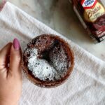 Daniela Castro Instagram - Chocolate mug cake! 🍫 Receta rápida y chocolatosa junto a Dark Chocolate de @loncolecheoficial #elbreakmasintenso ✨En un tazón agrega 1 huevo y bate, 1 cda 1/2 de azúcar rubia o blanca, 4 cdas de leche Loncoleche de Chocolate, 1 cdta de esencia de vainilla, 1 cda de aceite de maravilla, 1/3 cdta de polvos de hornear, 4 cdas de harina, 1 pizca de sal, 2 cdas cacao en polvo, trozos de chocolate. Lleva al microondas ppr 70 seg. Hazlo en intervalos de 30 seg y a disfrutar!