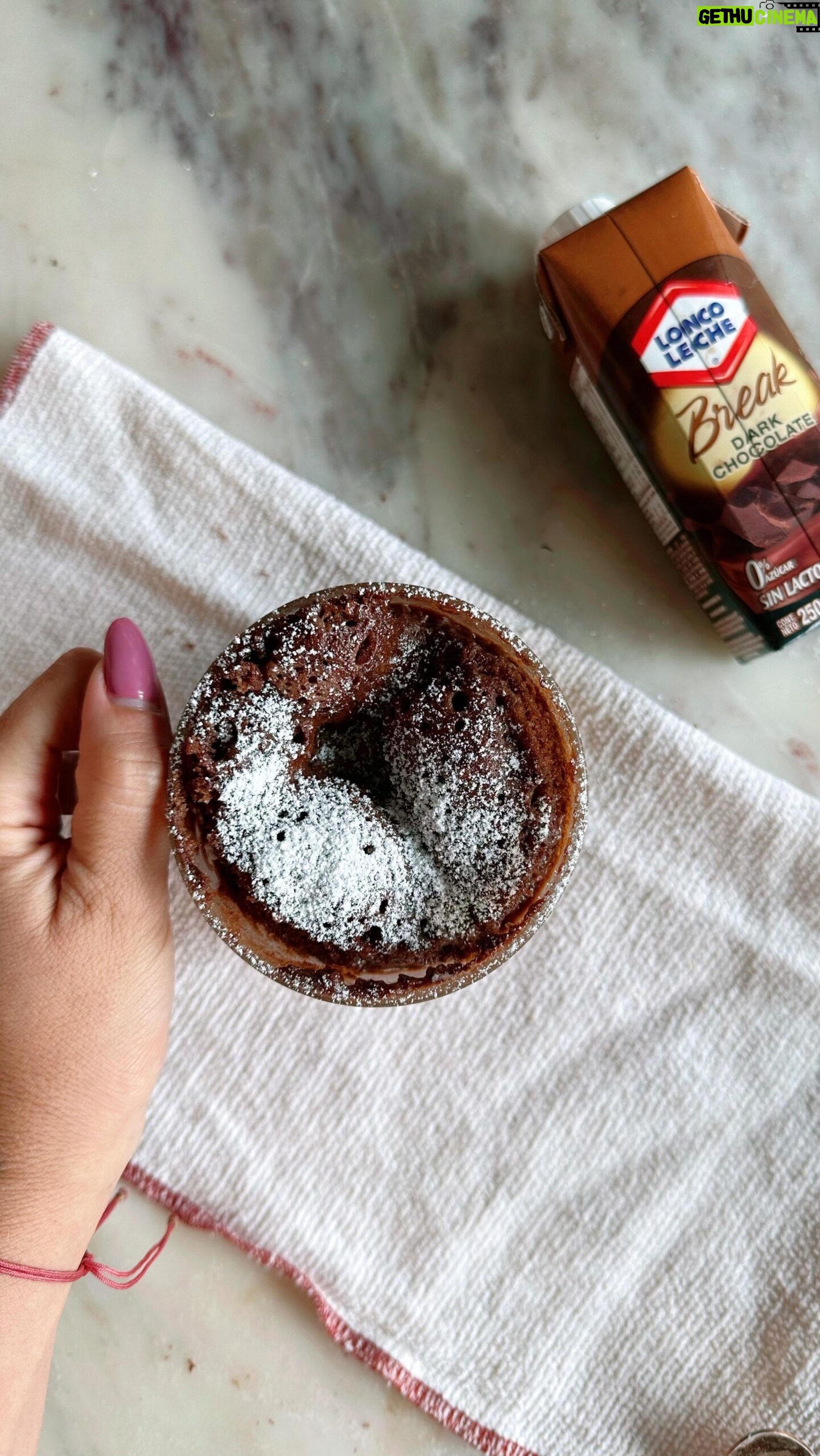 Daniela Castro Instagram - Chocolate mug cake! đ« Receta rĂĄpida y chocolatosa junto a Dark Chocolate de @loncolecheoficial #elbreakmasintenso âšEn un tazĂłn agrega 1 huevo y bate, 1 cda 1/2 de azĂșcar rubia o blanca, 4 cdas de leche Loncoleche de Chocolate, 1 cdta de esencia de vainilla, 1 cda de aceite de maravilla, 1/3 cdta de polvos de hornear, 4 cdas de harina, 1 pizca de sal, 2 cdas cacao en polvo, trozos de chocolate. Lleva al microondas ppr 70 seg. Hazlo en intervalos de 30 seg y a disfrutar!