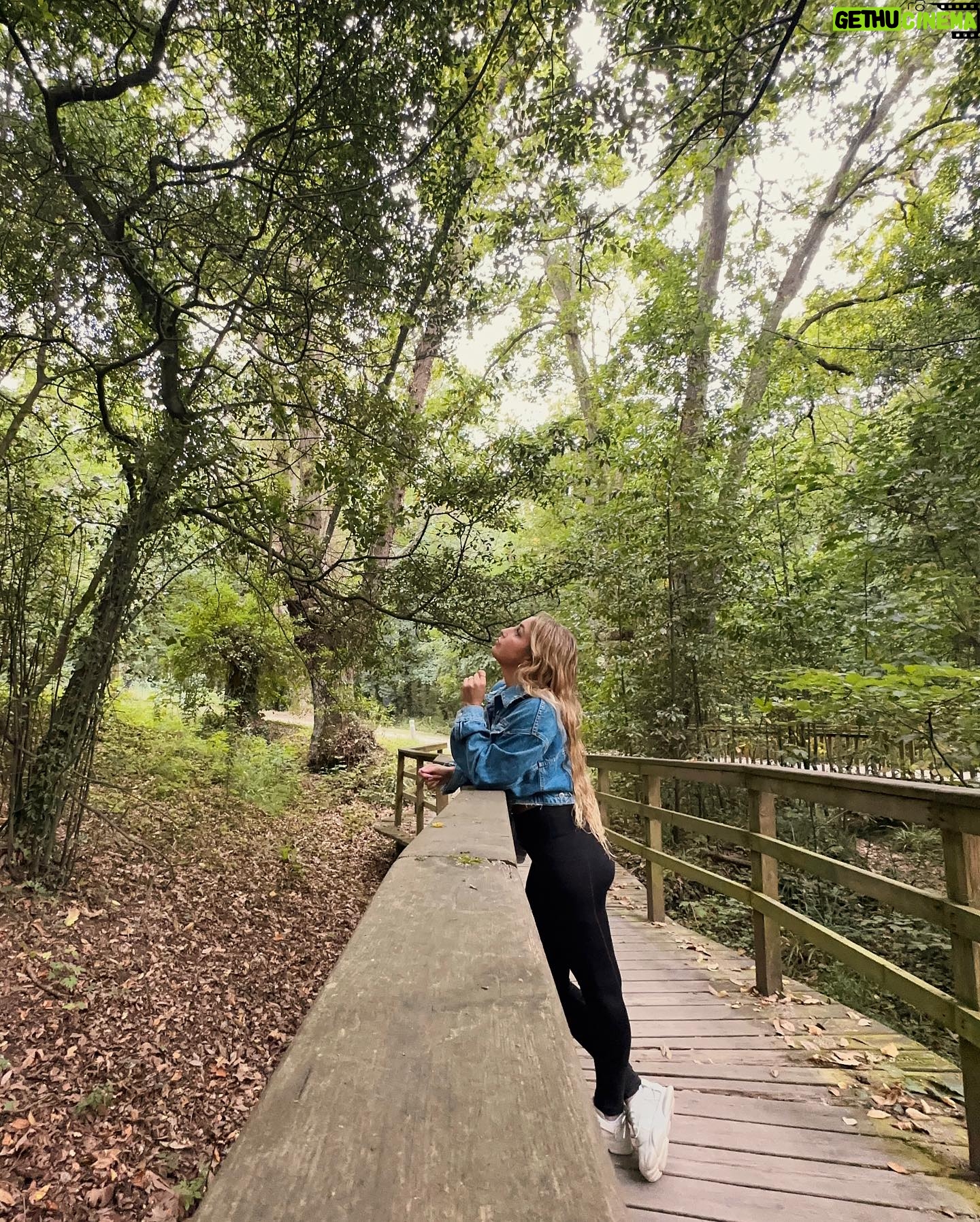 Daniela Castro Instagram - 8 días viajando sola por España 🇪🇸 1. Por las calles de Gijón 2. Solcito en Madrid 3. Jardín Botánico Gijón 4. En mi cafecito fav 5. Outfit día 5 6. Rodaballo con papas cocinado por mi amigo Arturo 7. Outfit dia 2 8. Espuma Rodríguez 9. A lo que se vino. Visitar a mis amigos y conocer a la pequeña L 10. Gran noche de los Fuegos Gijon 2023