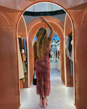 Daniela Castro Instagram - Guapirulisss, ya estoy de vuelta con todo y hoy animé el evento de #SHEINTourChile! 🩷💓💗💕💘💖💓🎀🌸👛
Al fin llegó @shein_chile a nuestro país y estarán con este showroom maraviwonderfull en el Parque Arauco hasta el domingo 14 de enero.
Lo mejor es que además hay actividades, premios y sorpresas todos los dias para ustedes!
** mi vestido y sandalias son de Shein! Les deje el link en stories ✌🏻
