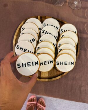 Daniela Castro Instagram - Guapirulisss, ya estoy de vuelta con todo y hoy animé el evento de #SHEINTourChile! 🩷💓💗💕💘💖💓🎀🌸👛
Al fin llegó @shein_chile a nuestro país y estarán con este showroom maraviwonderfull en el Parque Arauco hasta el domingo 14 de enero.
Lo mejor es que además hay actividades, premios y sorpresas todos los dias para ustedes!
** mi vestido y sandalias son de Shein! Les deje el link en stories ✌🏻