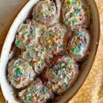 Daniela Castro Instagram – A pedido de ustedes receta dulce! Los mejores cinamon roll de la historia 👊🏻🥐🥨🐇😋 #ladaniysureceta pd: receta no apta para quienes no aman la mantequilla jajaja
✨En una taza con 1/4 taza de leche tibia agrega 1 cdta de harina, 1 cdta de azúcar y 7gr de levadura en polvo. Revuelve y deja reposar hasta que se active
✨Bate 1/4 taza de mantequilla a temperatura ambiente con 1 taza de azúcar y un poco de esencia de vainilla hasta que se disuelvan los cristales de azúcar. Reserva
✨Tamiza 3 1/2 tazas de harina sin polvos de hornear, agrega la levadura activada, la pasta de mantequilla y azúcar, 1 taza de leche tibia, 1 cdta de sal y 1 huevo. Junta hasta formar una masa. Es pegote pero no tanto, es decir es muuuuy blanda pero no se pega en los dedos. Haz un bollito. Tapa y deja reposar 1 hr
✨Estira la masa y es hora de ponerle color y los funfetti o mostacillas de azúcar colorinche! Estira, espolvorea, dobla los extremos y repite unas 4 veces o hasta que tenga la cantidad de color y dulzura que tu quieras. Estira en forma rectangular dejándola de 1/2 cm de espesor, espolvorea mas colores, “pega” con mantequilla blanda y agrega la mezcla de cinamon que es 1/4 taza de mantequilla t ambiente (56gr) 1 taza de azúcar rubia, canela a gusto y 1 cdta de maicena. Esparce, enrolla y corta los rollos con ayuda de la pitilla. Cubre y deja reposar mínimo 30 min ideal 1 hr
✨Hornea siempre con el horno precalentado a 180 o fuego medio alto por 30-35 min. Mientras se enfría haz el frosting, puede ser con o sin mantequilla, pero el the real es con mantequilla. Bate 1/4 taza de mantequilla a t ambiente con 1 taza de azúcar flor, 1 cda de leche y 1 cdta de esencia de vainilla (opcional), que se forme una pasta y cubre los rolls, espolvorea maaaaaa colorinches fun fettu fashion mostacilla pascua huevos! Y a gozar!!!! 
✨espero les haya gustado la receta! Les juri quedan húmedos y ñami. Si no quuereb agregar los colores simplemente saltan esos procesos