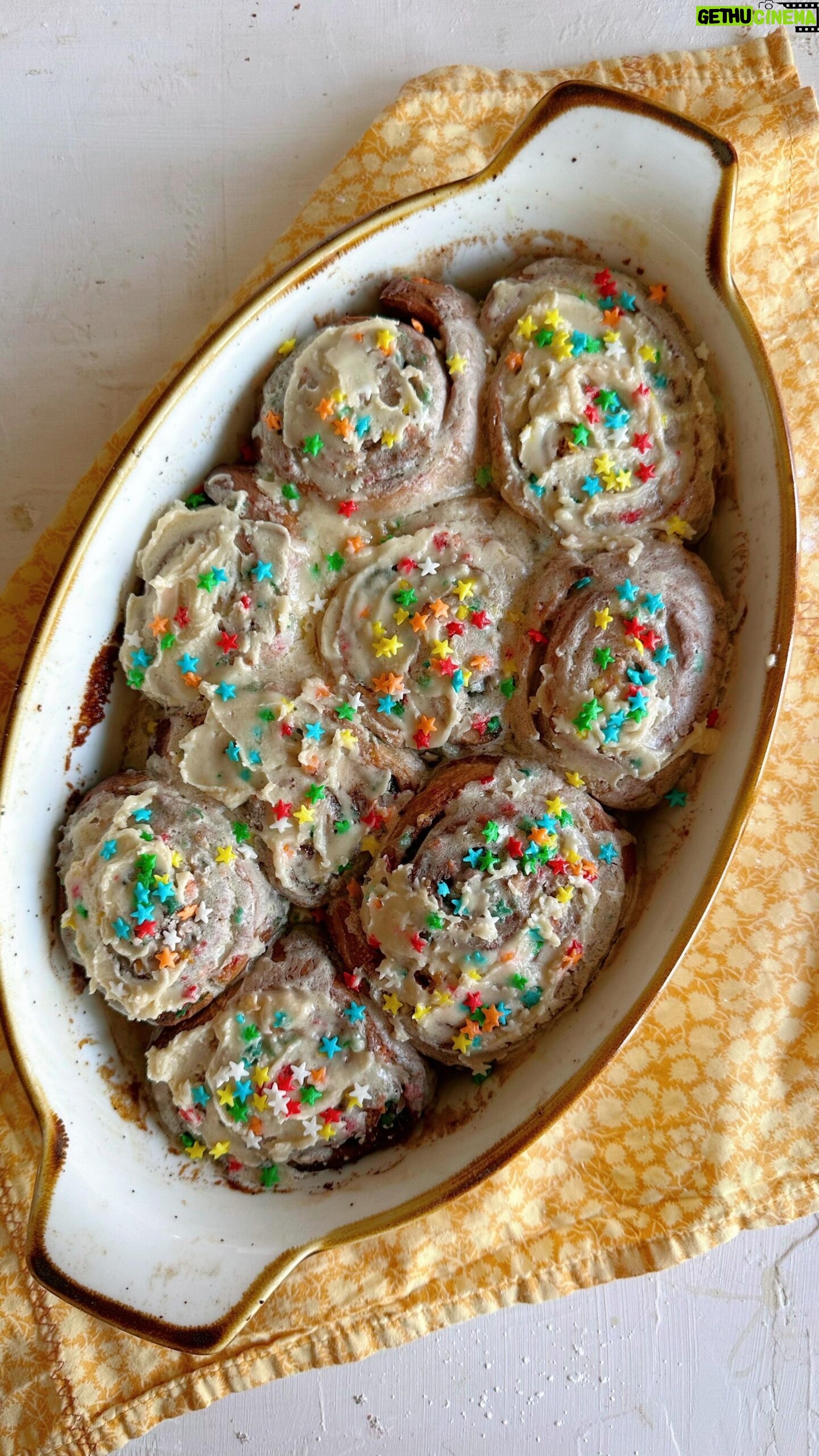 Daniela Castro Instagram - A pedido de ustedes receta dulce! Los mejores cinamon roll de la historia 👊🏻🥐🥨🐇😋 #ladaniysureceta pd: receta no apta para quienes no aman la mantequilla jajaja ✨En una taza con 1/4 taza de leche tibia agrega 1 cdta de harina, 1 cdta de azúcar y 7gr de levadura en polvo. Revuelve y deja reposar hasta que se active ✨Bate 1/4 taza de mantequilla a temperatura ambiente con 1 taza de azúcar y un poco de esencia de vainilla hasta que se disuelvan los cristales de azúcar. Reserva ✨Tamiza 3 1/2 tazas de harina sin polvos de hornear, agrega la levadura activada, la pasta de mantequilla y azúcar, 1 taza de leche tibia, 1 cdta de sal y 1 huevo. Junta hasta formar una masa. Es pegote pero no tanto, es decir es muuuuy blanda pero no se pega en los dedos. Haz un bollito. Tapa y deja reposar 1 hr ✨Estira la masa y es hora de ponerle color y los funfetti o mostacillas de azúcar colorinche! Estira, espolvorea, dobla los extremos y repite unas 4 veces o hasta que tenga la cantidad de color y dulzura que tu quieras. Estira en forma rectangular dejándola de 1/2 cm de espesor, espolvorea mas colores, “pega” con mantequilla blanda y agrega la mezcla de cinamon que es 1/4 taza de mantequilla t ambiente (56gr) 1 taza de azúcar rubia, canela a gusto y 1 cdta de maicena. Esparce, enrolla y corta los rollos con ayuda de la pitilla. Cubre y deja reposar mínimo 30 min ideal 1 hr ✨Hornea siempre con el horno precalentado a 180 o fuego medio alto por 30-35 min. Mientras se enfría haz el frosting, puede ser con o sin mantequilla, pero el the real es con mantequilla. Bate 1/4 taza de mantequilla a t ambiente con 1 taza de azúcar flor, 1 cda de leche y 1 cdta de esencia de vainilla (opcional), que se forme una pasta y cubre los rolls, espolvorea maaaaaa colorinches fun fettu fashion mostacilla pascua huevos! Y a gozar!!!! ✨espero les haya gustado la receta! Les juri quedan húmedos y ñami. Si no quuereb agregar los colores simplemente saltan esos procesos