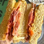 Daniela Castro Instagram – Guapirulis! Junto a Uber Eats las y los ayudamos a sobrevivir a Marzo! Les traje esta receta de pan de Avena listo en 4 minutos! ⏱️🍞🧀 Preparé un sandwich extra ñami de jamón queso y terminé mi almuerzo flash con helado que está en promoción en Uber Eats! Espero les guste! #sobreviveamarzo #ladaniysureceta 
✨Este pan quedó realmente maraviwonderfull y el sandwich pfff una bomba de sabor! 
✨Procesa 60gr de avena o si lo quieres mas mini, la mitad. Y un tupper o fuente apta para microondas Bate 2 huevos con 4 cdas de yogurt natural, una pizca de sal y 1 cdta de polvo de hornear, agrega la avena, mezcla, incorpora bien y en el mismo bol o fuente lleva al microondas por 2 min 2 min 10! Y listo!!!!! Prepara tu sandwich delicioso y asi es como te salvé el almuerzo con un pan ñami! 
✨Si haces la mitad de la receta para un pan mas pequeñi, lleva al microondas por 1:30 min aprox #publicidad