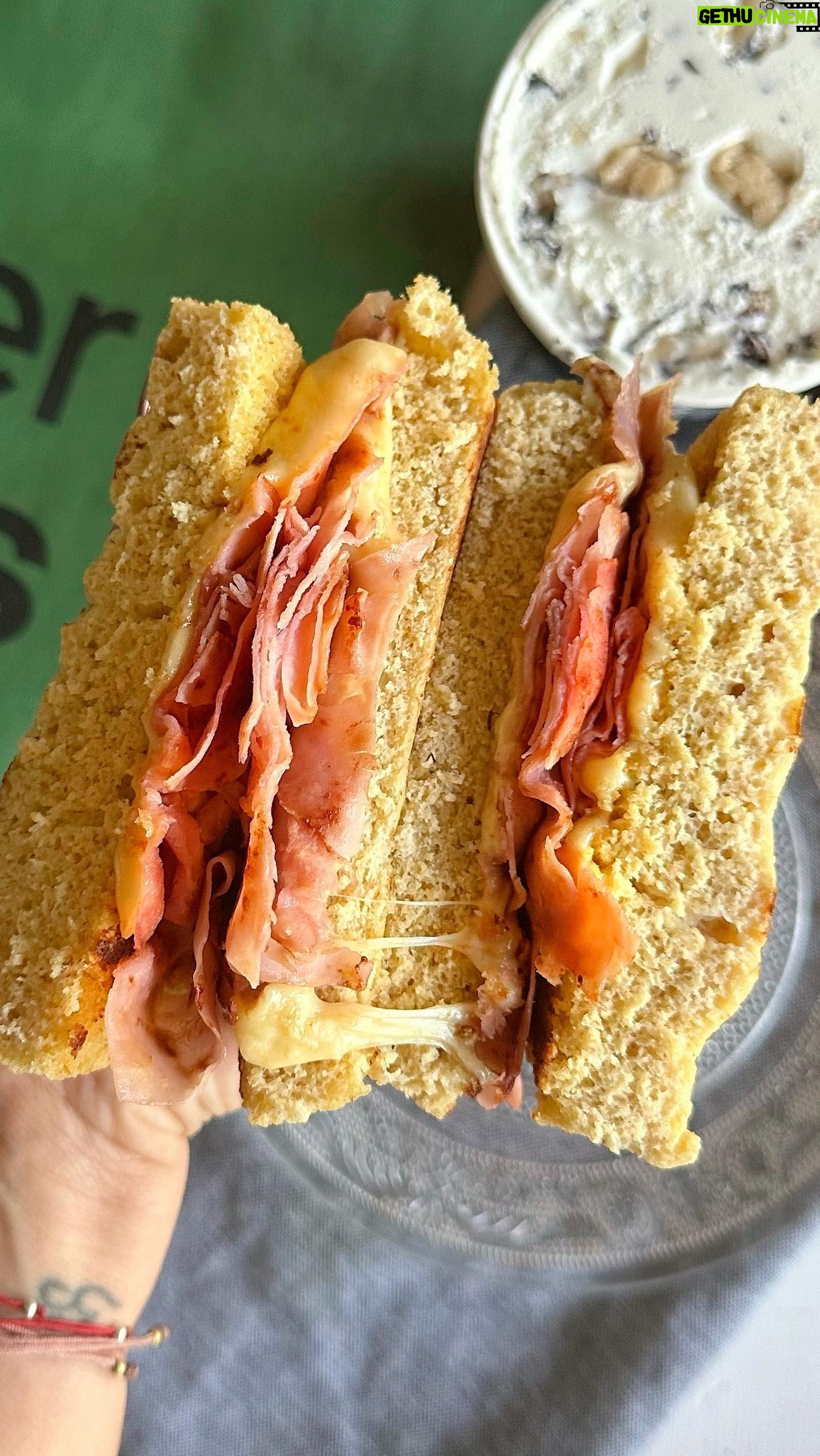 Daniela Castro Instagram - Guapirulis! Junto a Uber Eats las y los ayudamos a sobrevivir a Marzo! Les traje esta receta de pan de Avena listo en 4 minutos! ⏱️🍞🧀 Preparé un sandwich extra ñami de jamón queso y terminé mi almuerzo flash con helado que está en promoción en Uber Eats! Espero les guste! #sobreviveamarzo #ladaniysureceta ✨Este pan quedó realmente maraviwonderfull y el sandwich pfff una bomba de sabor! ✨Procesa 60gr de avena o si lo quieres mas mini, la mitad. Y un tupper o fuente apta para microondas Bate 2 huevos con 4 cdas de yogurt natural, una pizca de sal y 1 cdta de polvo de hornear, agrega la avena, mezcla, incorpora bien y en el mismo bol o fuente lleva al microondas por 2 min 2 min 10! Y listo!!!!! Prepara tu sandwich delicioso y asi es como te salvé el almuerzo con un pan ñami! ✨Si haces la mitad de la receta para un pan mas pequeñi, lleva al microondas por 1:30 min aprox #publicidad