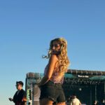 Daniela Castro Instagram – Lolla Pelo ✨📸🥁#lollapalooza junto a @pepsi_cl 
1,2,3 outfit
4. Lo que pedí para lolla
5. Lo que llegó
6. Travis I love you! Daniela Kourntey Castro
7. Foto random arriba los brazos
8. Pelo
9, 10 @pepsi_cl Siempre dándolo todo