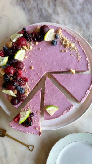 Daniela Castro Instagram - Guapirulis! Les traje mi receta de cheesecake perfecto sin hornear y a pedido de ustedes de frutos rojos! 🍰🍒🍇🫐🍓 *me quedó un poco flaco el relleno porque mi molde es muy grande (35cm) #ladaniysureceta 
✨Procesa 1 1/2 paquete de galletas de las que tu quieras hasta que quede como arena, agrega 7 cdas de mantequilla derretida y mezcla, vierte en el molde cubierto con papel plástico y refrigera
✨En una olla agrega 300 gr de frutos rojos congelados, 4 cdas de azúcar y cocina a fuego medio por 20 min revolviendo de vez en cuando. Procesa y listo!
✨hidrata en 100 ml de agua a temperatura normal 2 sobres de gelatina en polvo sin sabor y reserva
✨Bate 2 bloques de queso crema a temperatura ambiente (180gr c/u) con 80gr de azúcar flor
✨Bate 1 caja de crema de 200ml para batir que esté refrigerada de la noche anterior
✨Al queso crema batido agrega los frutos rojos procesados, jugo y ralladura de 1 limón, 1 cda de esencia de vainilla y mezcla. Funde en el microondas por 1 min la gelatina ya hidratada y agrégale sin parar de batir 1 cda de la mezcla de queso crema para equilibrar temperaturas, luego vierte toda la gelatina en la mezcla. Agrega la crema batida, incorpora en movimientos envolventes y vierte sobre nuestra base de galletas. Refrigera mínimo 3 horas, ideal 8 y listo!
✨Desmolda con amor, decora con cuidado y a disfrutar! 
✨Espero que les guste y preparen esta receta que hice con mucho amor para ustedes guapirulis!