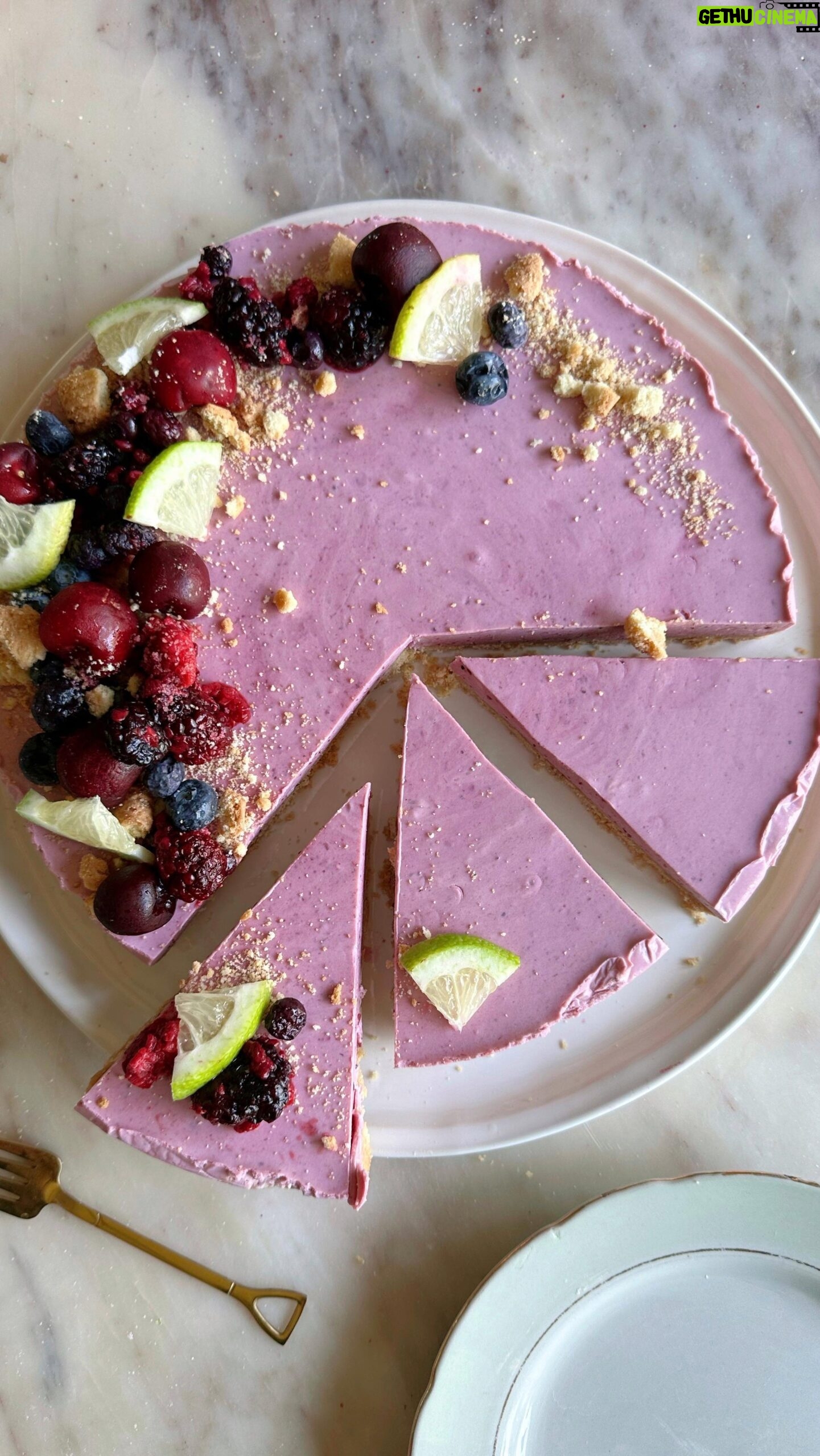 Daniela Castro Instagram - Guapirulis! Les traje mi receta de cheesecake perfecto sin hornear y a pedido de ustedes de frutos rojos! 🍰🍒🍇🫐🍓 *me quedó un poco flaco el relleno porque mi molde es muy grande (35cm) #ladaniysureceta ✨Procesa 1 1/2 paquete de galletas de las que tu quieras hasta que quede como arena, agrega 7 cdas de mantequilla derretida y mezcla, vierte en el molde cubierto con papel plástico y refrigera ✨En una olla agrega 300 gr de frutos rojos congelados, 4 cdas de azúcar y cocina a fuego medio por 20 min revolviendo de vez en cuando. Procesa y listo! ✨hidrata en 100 ml de agua a temperatura normal 2 sobres de gelatina en polvo sin sabor y reserva ✨Bate 2 bloques de queso crema a temperatura ambiente (180gr c/u) con 80gr de azúcar flor ✨Bate 1 caja de crema de 200ml para batir que esté refrigerada de la noche anterior ✨Al queso crema batido agrega los frutos rojos procesados, jugo y ralladura de 1 limón, 1 cda de esencia de vainilla y mezcla. Funde en el microondas por 1 min la gelatina ya hidratada y agrégale sin parar de batir 1 cda de la mezcla de queso crema para equilibrar temperaturas, luego vierte toda la gelatina en la mezcla. Agrega la crema batida, incorpora en movimientos envolventes y vierte sobre nuestra base de galletas. Refrigera mínimo 3 horas, ideal 8 y listo! ✨Desmolda con amor, decora con cuidado y a disfrutar! ✨Espero que les guste y preparen esta receta que hice con mucho amor para ustedes guapirulis!