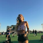 Daniela Castro Instagram – Lolla Pelo ✨📸🥁#lollapalooza junto a @pepsi_cl 
1,2,3 outfit
4. Lo que pedí para lolla
5. Lo que llegó
6. Travis I love you! Daniela Kourntey Castro
7. Foto random arriba los brazos
8. Pelo
9, 10 @pepsi_cl Siempre dándolo todo