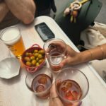 Daniela Castro Instagram - 8 días viajando sola por España 🇪🇸 1. Por las calles de Gijón 2. Solcito en Madrid 3. Jardín Botánico Gijón 4. En mi cafecito fav 5. Outfit día 5 6. Rodaballo con papas cocinado por mi amigo Arturo 7. Outfit dia 2 8. Espuma Rodríguez 9. A lo que se vino. Visitar a mis amigos y conocer a la pequeña L 10. Gran noche de los Fuegos Gijon 2023