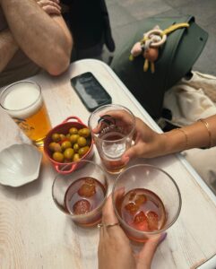 Daniela Castro Instagram - 8 días viajando sola por España 🇪🇸 1. Por las calles de Gijón 2. Solcito en Madrid 3. Jardín Botánico Gijón 4. En mi cafecito fav 5. Outfit día 5 6. Rodaballo con papas cocinado por mi amigo Arturo 7. Outfit dia 2 8. Espuma Rodríguez 9. A lo que se vino. Visitar a mis amigos y conocer a la pequeña L 10. Gran noche de los Fuegos Gijon 2023