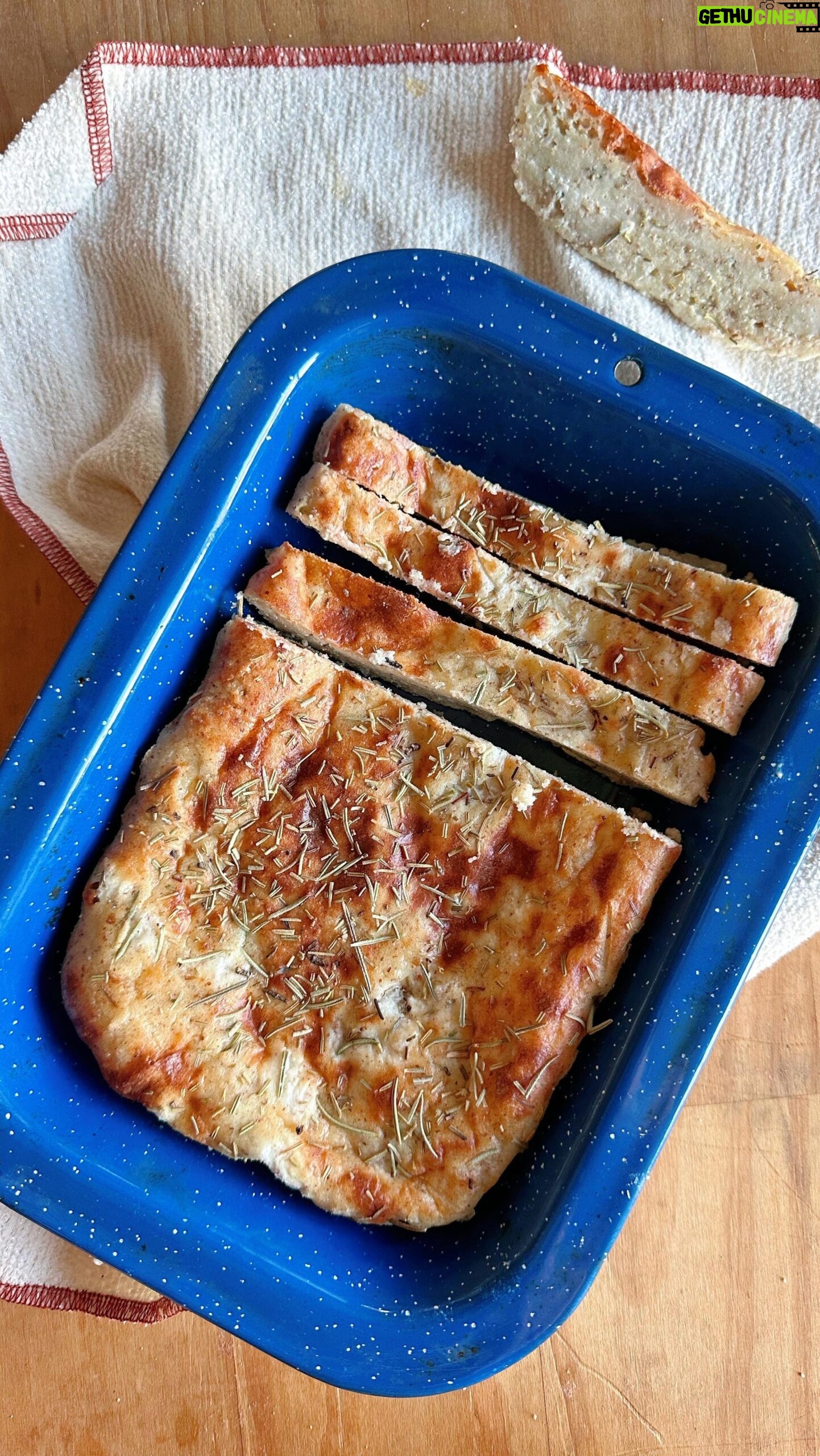 Daniela Castro Instagram - Irresistible! Pan de queso y romero sin harina de trigo o keto horneado con la tecnología Vapor Bake de mi cocina @fensacl 🧀🍞🌱 #ladaniysureceta ✨En un bol bate con un tenedor (no es necesario máquina) y huevos ✨En una olla a fuego bajo funde 3 tazas de queso mozarella, 4 cdas queso crema y romero *a fuego medio bajo ✨Vierte los quesos derretidos a 2 tazas de harina de almendras, los huevos batidos, 1 1/2 cdta polvos de hornear y una pizca de sal ✨Vierte sobre una fuente antiadherente o cubierta con papel aluminio, espolvorea romero y hornea a 180, horno precalentado por 20-25 min sobre la rejilla de la tecnología Vapor bake. Sirve tibio (quedq como semi derretido) o frio como lo probé yo!
