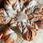 Daniela Castro Instagram - Guapirulis! Dani les dejó esta dulce receta maraviwonderfull ideal para estas fechas! 🎄❤️ estrella navideña tipo cinamon roll ! Extra ñami! #ladaniysureceta ✨ Para activar la levadura. A 1/2 taza de agua tibia agrega 1 y 1/2 cdta de levadura seca, 1 cdta de azúcar, 1 cdta de harina, revuelve y deja reposar 5 min hasta que se haga una espuma ✨En un bol agrega 4 tazas de harina (480gr) y vierte la levadura activada, agrega vainilla a gusto, 1/2 taza de leche, 3 cdas de miel, 1 pizca de sal y 3 yemas, mezcla hasta formar una masa homogénea, si es necesario agrega mas harina ✨Haz un bollo, tapa y deja reposar por 1 hora. Divide la masa en 3, forma un bollo, estira con las manos y luego uslerea dejando de 5 mm. Haz lo mismo con el otro bollo y si quieres agregale canela a la masa ✨Mezcla 1 taza de mantequilla detretida (pero que no este caliente) con 1 taza de azúcar, 2 cdas de canela, 1 cdta de clavo de olor y jengibre en polvo. Mezcla y esparce sobre una de las láminas. Cubre con la otra masa y presiona suavemente, corta en tiras, gira y presiona para que no se abra, tapa y deja reposar 30 min ✨Pincela con huevo batido con leche y hornea con el horno precalentado a 180 por 35-40 min y listo!!! Esperamos les guste esta receta! Les deseamos una feliz navidad!