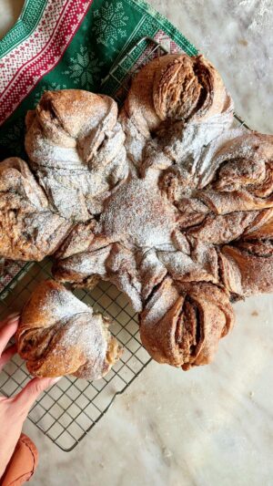 Daniela Castro Instagram - Guapirulis! Dani les dejó esta dulce receta maraviwonderfull ideal para estas fechas! 🎄❤️ estrella navideña tipo cinamon roll ! Extra ñami! #ladaniysureceta

✨ Para activar la levadura. A 1/2 taza de agua tibia agrega 1 y 1/2 cdta de levadura seca, 1 cdta de azúcar, 1 cdta de harina, revuelve y deja reposar 5 min hasta que se haga una espuma

✨En un bol agrega 4 tazas de harina (480gr) y vierte la levadura activada, agrega vainilla a gusto, 1/2 taza de leche, 3 cdas de miel, 1 pizca de sal y 3 yemas, mezcla hasta formar una masa homogénea, si es necesario agrega mas harina

✨Haz un bollo, tapa y deja reposar por 1 hora. Divide la masa en 3, forma un bollo, estira con las manos y luego uslerea dejando de 5 mm. Haz lo mismo con el otro bollo y si quieres agregale canela a la masa

✨Mezcla 1 taza de mantequilla detretida (pero que no este caliente) con 1 taza de azúcar, 2 cdas de canela, 1 cdta de clavo de olor y jengibre en polvo. Mezcla y esparce sobre una de las láminas. Cubre con la otra masa y presiona suavemente, corta en tiras, gira y presiona para que no se abra, tapa y deja reposar 30 min

✨Pincela con huevo batido con leche y hornea con el horno precalentado a 180 por 35-40 min y listo!!! Esperamos les guste esta receta! 
Les deseamos una feliz navidad!