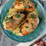 Daniela Castro Instagram – Guapirulis! Ustedes votaron y yo cociné: pechuga de pollo rellena de espinaca y quesos con salsa extra ñami! Quedó delicioso, espero que les guste! 🌿🍗🧀😋 #ladaniysureceta 
✨Para la salsa en una olla funde 50gr de mantequilla y agrega 50gr de harina, cocina hasta dorar y agrega de a poco 500ml de caldo de verduras, luego 200 ml de leche (opcional) nuez moscada, sal y pimienta, cocina hasta que espese y reserva
✨Pica 2 tazas de espinaca y mezcla con un poco de queso mantecoso, 1 sobre de queso parmesano rallado y 1 bloque de queso crema, junta hasta obtener una mezcla homogénea 
✨Abre las pechugas o filetitos de pollo en forma de mariposa, condimenta con sal, ajo y cebolla en polvo y pimienta, rellena, cierra con un mondadientes y sells en un sartén a fuego alto con mantequilla y aceite, debe quedar bien dorado, luego tapa y cocina a fuego medio 6-10 min mas! No es necesario cocinar mas tiempo! El pollo debe quedar suave y no seco
✨Sirve con la salsa y a disfrutar! Ñamiii