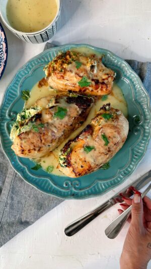 Daniela Castro Instagram - Guapirulis! Ustedes votaron y yo cociné: pechuga de pollo rellena de espinaca y quesos con salsa extra ñami! Quedó delicioso, espero que les guste! 🌿🍗🧀😋 #ladaniysureceta 
✨Para la salsa en una olla funde 50gr de mantequilla y agrega 50gr de harina, cocina hasta dorar y agrega de a poco 500ml de caldo de verduras, luego 200 ml de leche (opcional) nuez moscada, sal y pimienta, cocina hasta que espese y reserva
✨Pica 2 tazas de espinaca y mezcla con un poco de queso mantecoso, 1 sobre de queso parmesano rallado y 1 bloque de queso crema, junta hasta obtener una mezcla homogénea 
✨Abre las pechugas o filetitos de pollo en forma de mariposa, condimenta con sal, ajo y cebolla en polvo y pimienta, rellena, cierra con un mondadientes y sells en un sartén a fuego alto con mantequilla y aceite, debe quedar bien dorado, luego tapa y cocina a fuego medio 6-10 min mas! No es necesario cocinar mas tiempo! El pollo debe quedar suave y no seco
✨Sirve con la salsa y a disfrutar! Ñamiii