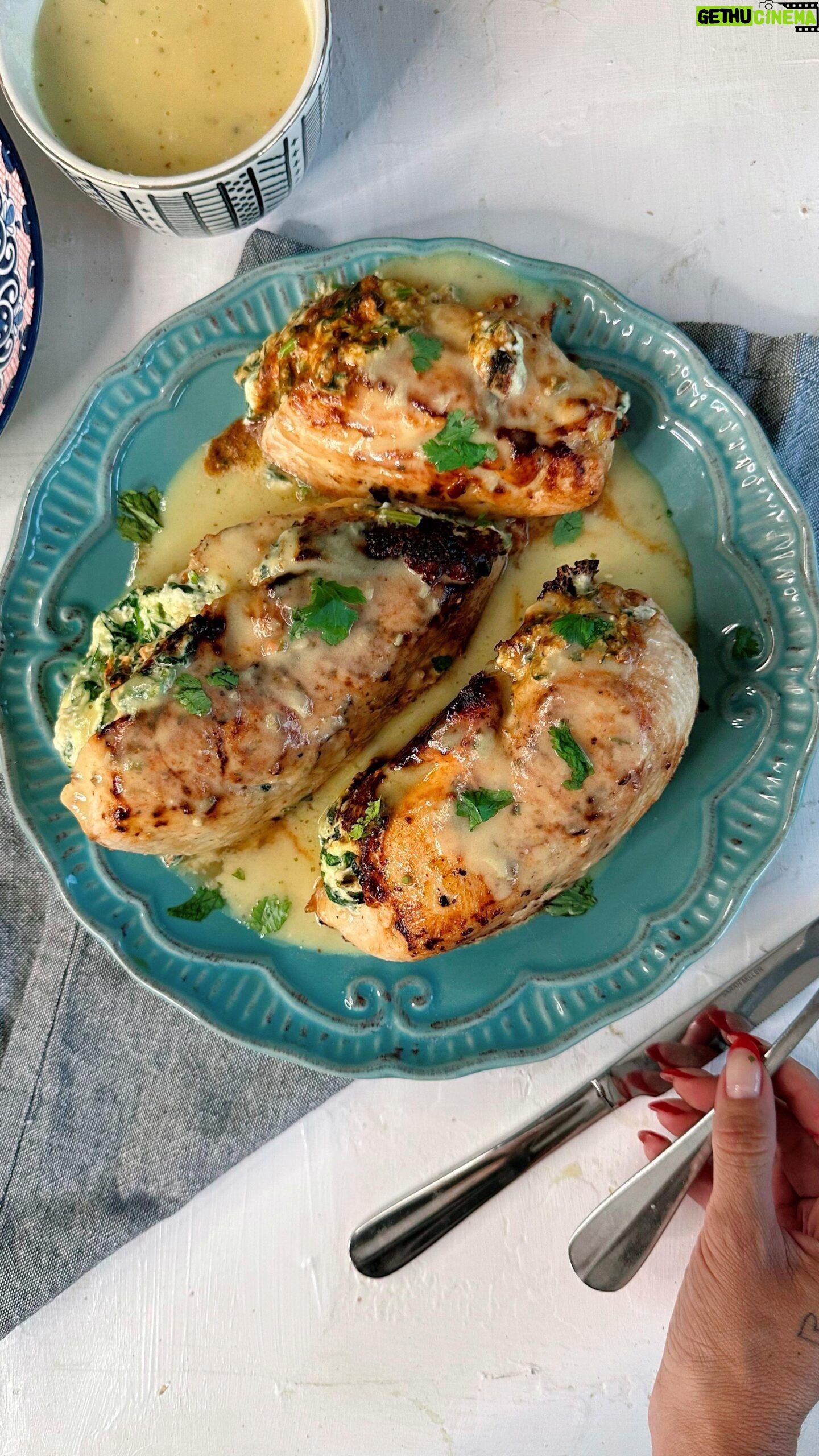 Daniela Castro Instagram - Guapirulis! Ustedes votaron y yo cociné: pechuga de pollo rellena de espinaca y quesos con salsa extra ñami! Quedó delicioso, espero que les guste! 🌿🍗🧀😋 #ladaniysureceta ✨Para la salsa en una olla funde 50gr de mantequilla y agrega 50gr de harina, cocina hasta dorar y agrega de a poco 500ml de caldo de verduras, luego 200 ml de leche (opcional) nuez moscada, sal y pimienta, cocina hasta que espese y reserva ✨Pica 2 tazas de espinaca y mezcla con un poco de queso mantecoso, 1 sobre de queso parmesano rallado y 1 bloque de queso crema, junta hasta obtener una mezcla homogénea ✨Abre las pechugas o filetitos de pollo en forma de mariposa, condimenta con sal, ajo y cebolla en polvo y pimienta, rellena, cierra con un mondadientes y sells en un sartén a fuego alto con mantequilla y aceite, debe quedar bien dorado, luego tapa y cocina a fuego medio 6-10 min mas! No es necesario cocinar mas tiempo! El pollo debe quedar suave y no seco ✨Sirve con la salsa y a disfrutar! Ñamiii