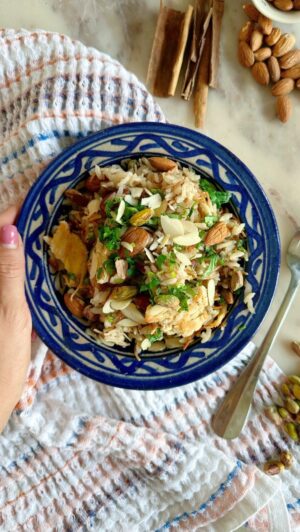 Daniela Castro Instagram - Guapiruliiis, Dani les dejo grabada un receta perfecta para el mood Navideño 🎄🎅! Junto con @aceiteschef 
Arroz estilo árabe con pollo #cocinasconchef #ladaniysureceta ⁣
⁣
 ✨️ En un sartén caliente, agrega @aceiteschef maravilla , 1 cubito de mantequilla, 1 cebolla picada en cuadritos y cocina hasta que la veas transparente. ⁣
⁣
✨️ En el mismo sartén , agrega la pechuga pollo y sellala hasta que este dorada.⁣
⁣
✨️ Agrega 1 rama canela y agua fría hasta cubrir todo el pollo. Al romper hervor agrega 1 cda grande de canela y 1 cdta de sal. Deja cocinar de 20 a 25min.⁣
⁣
✨️ Retira la pechuga de pollo, desmenuzala y reserva el agua de cocción. ⁣
⁣
✨️En un sartén con aceite maravilla de @aceiteschef y 2 cubitos de mantequilla a fuego alto dorar el pollo desmenuzado y reservar. ⁣
⁣
✨️ En una olla agrega aceite chef, 2 dientes de ajo, 3/4 taza de cabellos de angel y dorar, agrega aceite y 2 tazas de arroz, marca el arroz y agrega 5 tazas de caldo de cocción del pollo que tenemos reservada y agua, almendras, comino y sal al gusto. Incorpora todo, tapa la olla y cocina de 15 a 20min a fuego medio. ⁣
⁣
✨️ Aparta del fuego y deja olla tapada por 5minutos más. ⁣
⁣
✨️ Agrega el pollo previamente cocinado, pistachos y almendras fileteadas. ⁣
⁣
✨️Listo, sirve y a hacer el baile de la disfrutación 🤭🙌🏽