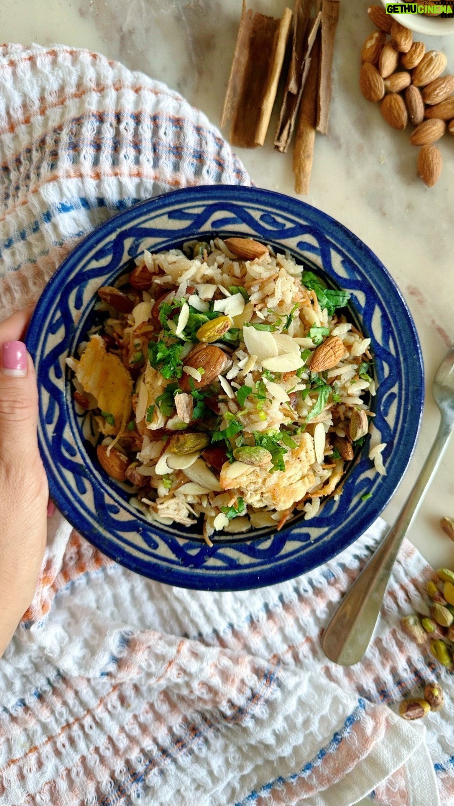 Daniela Castro Instagram - Guapiruliiis, Dani les dejo grabada un receta perfecta para el mood Navideño 🎄🎅! Junto con @aceiteschef Arroz estilo árabe con pollo #cocinasconchef #ladaniysureceta ✨️ En un sartén caliente, agrega @aceiteschef maravilla , 1 cubito de mantequilla, 1 cebolla picada en cuadritos y cocina hasta que la veas transparente. ✨️ En el mismo sartén , agrega la pechuga pollo y sellala hasta que este dorada. ✨️ Agrega 1 rama canela y agua fría hasta cubrir todo el pollo. Al romper hervor agrega 1 cda grande de canela y 1 cdta de sal. Deja cocinar de 20 a 25min. ✨️ Retira la pechuga de pollo, desmenuzala y reserva el agua de cocción. ✨️En un sartén con aceite maravilla de @aceiteschef y 2 cubitos de mantequilla a fuego alto dorar el pollo desmenuzado y reservar. ✨️ En una olla agrega aceite chef, 2 dientes de ajo, 3/4 taza de cabellos de angel y dorar, agrega aceite y 2 tazas de arroz, marca el arroz y agrega 5 tazas de caldo de cocción del pollo que tenemos reservada y agua, almendras, comino y sal al gusto. Incorpora todo, tapa la olla y cocina de 15 a 20min a fuego medio. ✨️ Aparta del fuego y deja olla tapada por 5minutos más. ✨️ Agrega el pollo previamente cocinado, pistachos y almendras fileteadas. ✨️Listo, sirve y a hacer el baile de la disfrutación 🤭🙌🏽