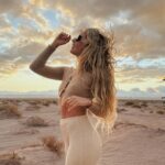 Daniela Castro Instagram – A veces hay que desconectar para volver a conectar, y resulta . I’m back. ☀️🔥⚡️🌅🏜️🍯🥐🌻🐫 (emoticones con estos amados colores de atacama) // se viene receta!
1. Sunset en el salar de atacama
2. Solcito en @noihotels 
3. Sunset con mi @juanjo.sand.lyon 
4. Nubes, arcoiris, desierto y atardecer 
5. Bailando Texas hold ‘em 
6. Desértica 
7. A 10.000 pies sobre el cielo
8. Amanecer en Geiseres del Tatio
9. 🐆
10. En las nubes @atacamaballoons