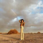 Daniela Castro Instagram – A veces hay que desconectar para volver a conectar, y resulta . I’m back. ☀️🔥⚡️🌅🏜️🍯🥐🌻🐫 (emoticones con estos amados colores de atacama) // se viene receta!
1. Sunset en el salar de atacama
2. Solcito en @noihotels 
3. Sunset con mi @juanjo.sand.lyon 
4. Nubes, arcoiris, desierto y atardecer 
5. Bailando Texas hold ‘em 
6. Desértica 
7. A 10.000 pies sobre el cielo
8. Amanecer en Geiseres del Tatio
9. 🐆
10. En las nubes @atacamaballoons