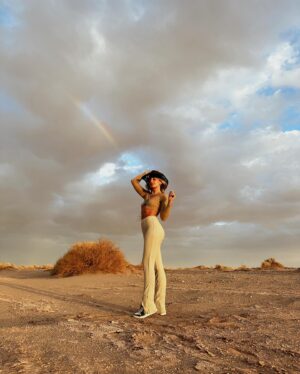 Daniela Castro Instagram - A veces hay que desconectar para volver a conectar, y resulta . I’m back. ☀️🔥⚡️🌅🏜️🍯🥐🌻🐫 (emoticones con estos amados colores de atacama) // se viene receta!
1. Sunset en el salar de atacama
2. Solcito en @noihotels 
3. Sunset con mi @juanjo.sand.lyon 
4. Nubes, arcoiris, desierto y atardecer 
5. Bailando Texas hold ‘em 
6. Desértica 
7. A 10.000 pies sobre el cielo
8. Amanecer en Geiseres del Tatio
9. 🐆
10. En las nubes @atacamaballoons