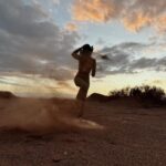 Daniela Castro Instagram – A veces hay que desconectar para volver a conectar, y resulta . I’m back. ☀️🔥⚡️🌅🏜️🍯🥐🌻🐫 (emoticones con estos amados colores de atacama) // se viene receta!
1. Sunset en el salar de atacama
2. Solcito en @noihotels 
3. Sunset con mi @juanjo.sand.lyon 
4. Nubes, arcoiris, desierto y atardecer 
5. Bailando Texas hold ‘em 
6. Desértica 
7. A 10.000 pies sobre el cielo
8. Amanecer en Geiseres del Tatio
9. 🐆
10. En las nubes @atacamaballoons
