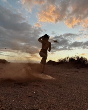 Daniela Castro Instagram - A veces hay que desconectar para volver a conectar, y resulta . I’m back. ☀️🔥⚡️🌅🏜️🍯🥐🌻🐫 (emoticones con estos amados colores de atacama) // se viene receta!
1. Sunset en el salar de atacama
2. Solcito en @noihotels 
3. Sunset con mi @juanjo.sand.lyon 
4. Nubes, arcoiris, desierto y atardecer 
5. Bailando Texas hold ‘em 
6. Desértica 
7. A 10.000 pies sobre el cielo
8. Amanecer en Geiseres del Tatio
9. 🐆
10. En las nubes @atacamaballoons