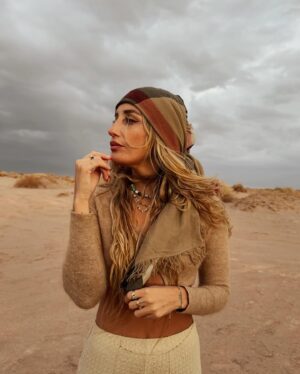 Daniela Castro Instagram - A veces hay que desconectar para volver a conectar, y resulta . I’m back. ☀️🔥⚡️🌅🏜️🍯🥐🌻🐫 (emoticones con estos amados colores de atacama) // se viene receta!
1. Sunset en el salar de atacama
2. Solcito en @noihotels 
3. Sunset con mi @juanjo.sand.lyon 
4. Nubes, arcoiris, desierto y atardecer 
5. Bailando Texas hold ‘em 
6. Desértica 
7. A 10.000 pies sobre el cielo
8. Amanecer en Geiseres del Tatio
9. 🐆
10. En las nubes @atacamaballoons